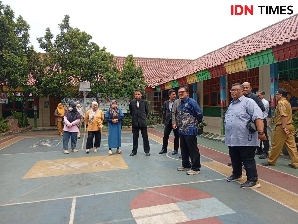 Komisi Informasi Pemprov DKI Jakarta melakukan pengecekan lokasi di SDN Jagakarsa 04 Pagi, Selas (6/10/2026). 