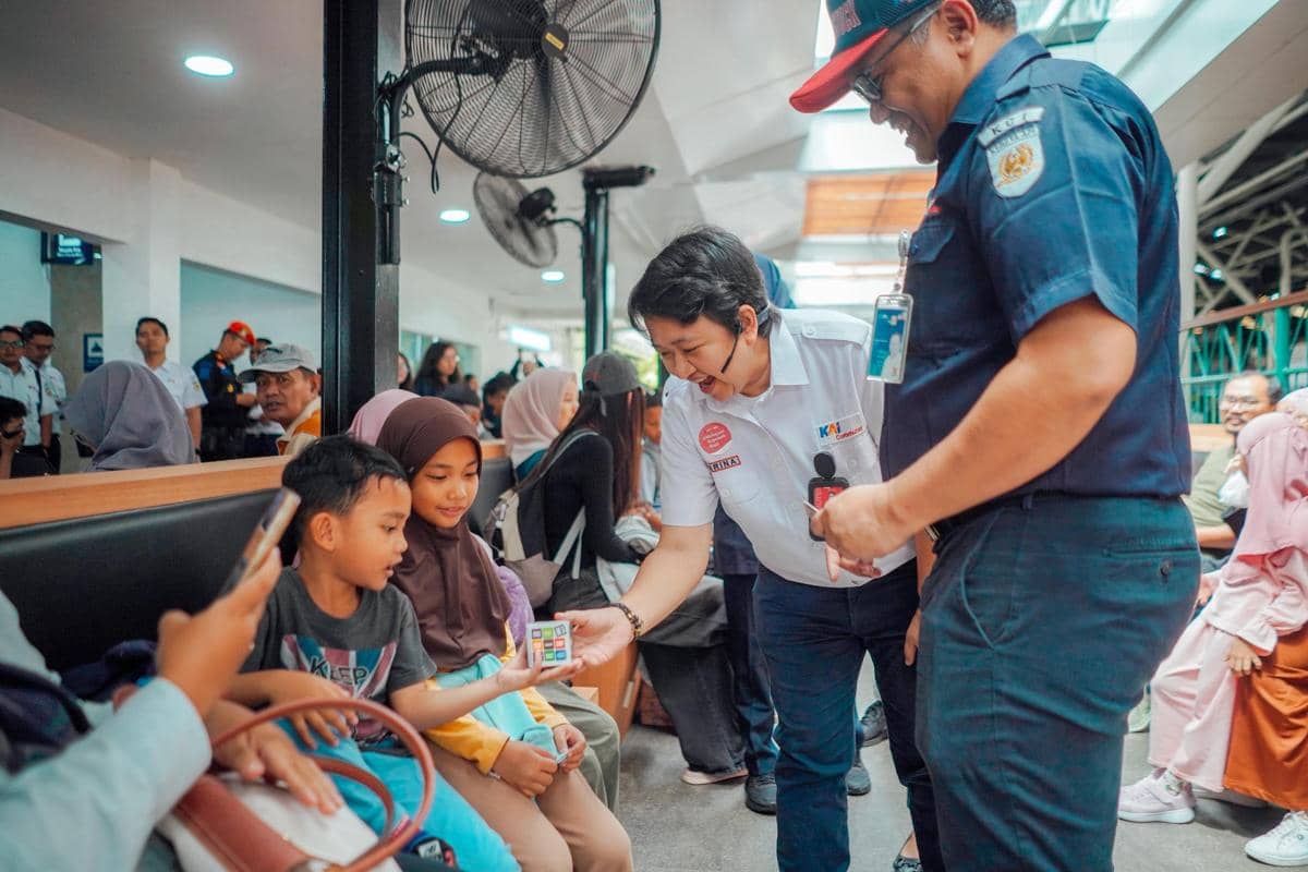 Potret Corporate Secretary Vice President KAI Commuter (KCI), Karina Amanda saat menjalankan tugas di KCI. (Dok. KCI)