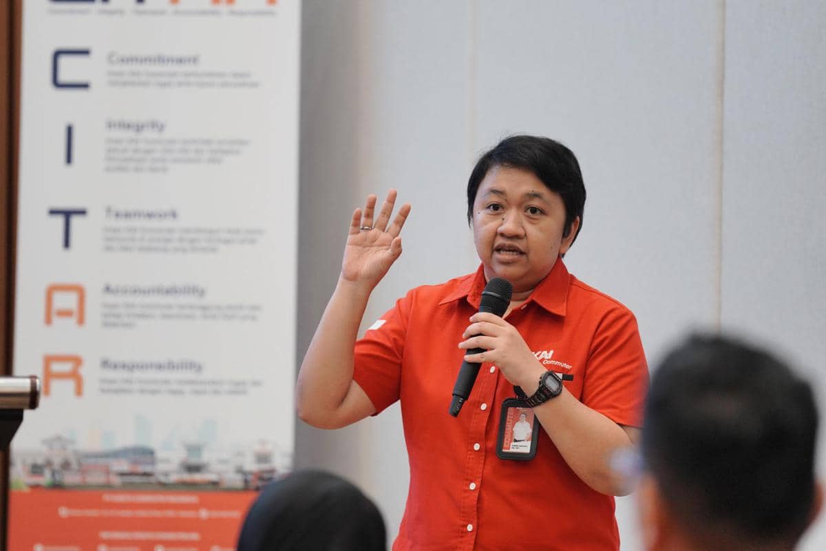 Potret Corporate Secretary Vice President KAI Commuter (KCI), Karina Amanda saat menjalankan tugas di KCI. (Dok. KCI)