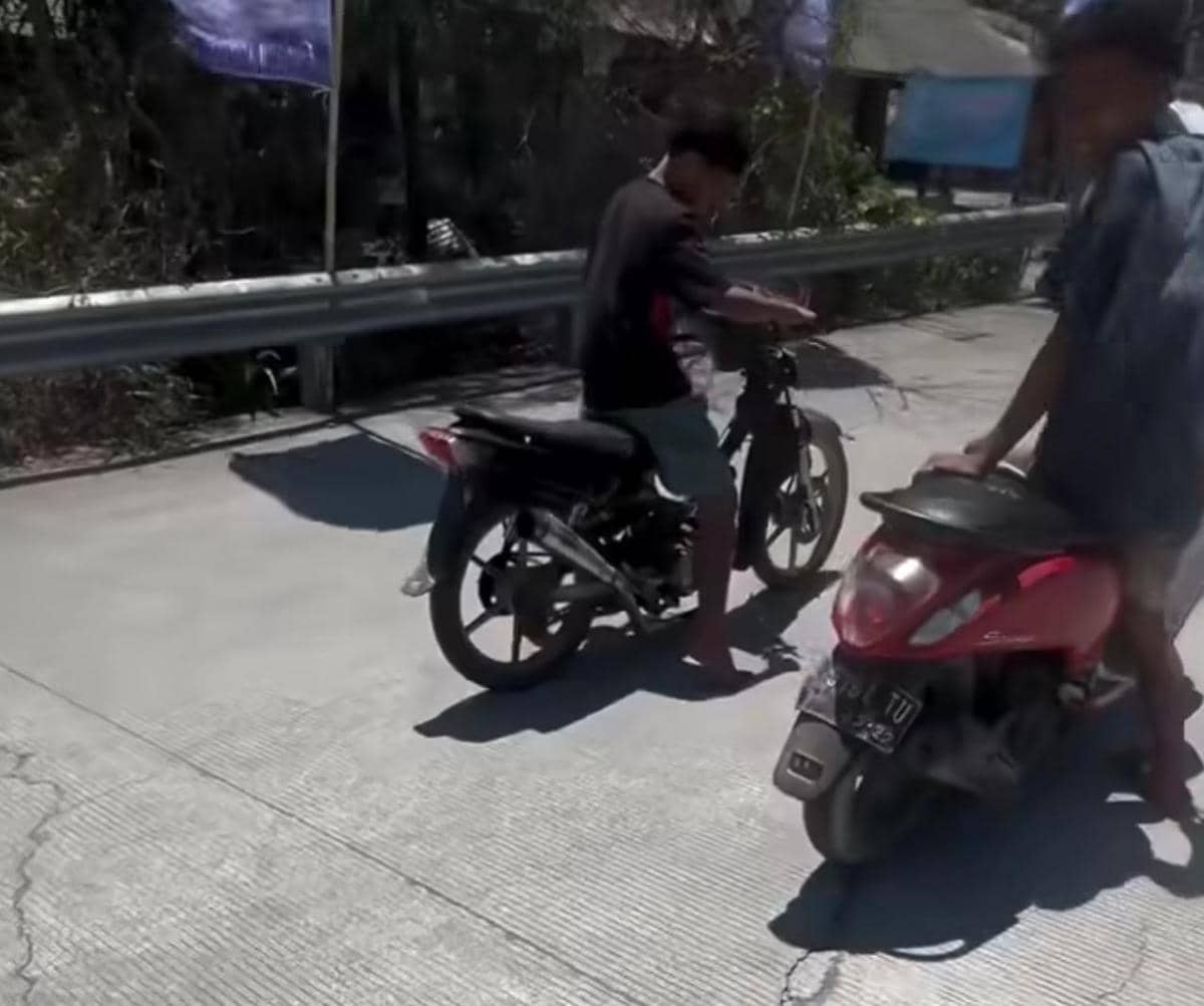 Bikin Ngakak! Dua Anak Mandalika Geber Motor di Depan Pembalap Moto2