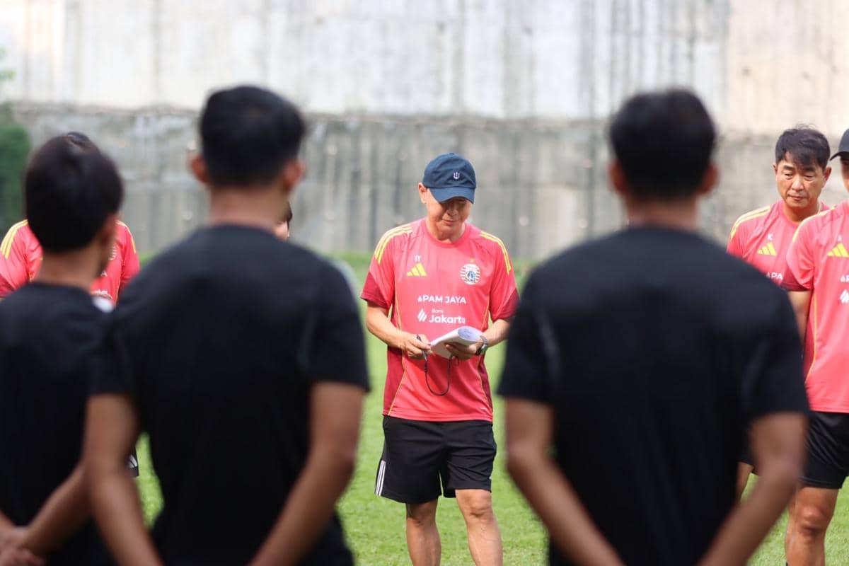 Pelatih Persija Shin Tae Yong berada di lapangan saat memantau sesi latihan bersama para pemain tim.