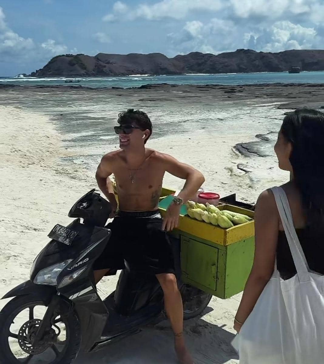 Kocak, Pembalap Moto2 “Banting Setir” Jadi Penjual Jagung di Mandalika