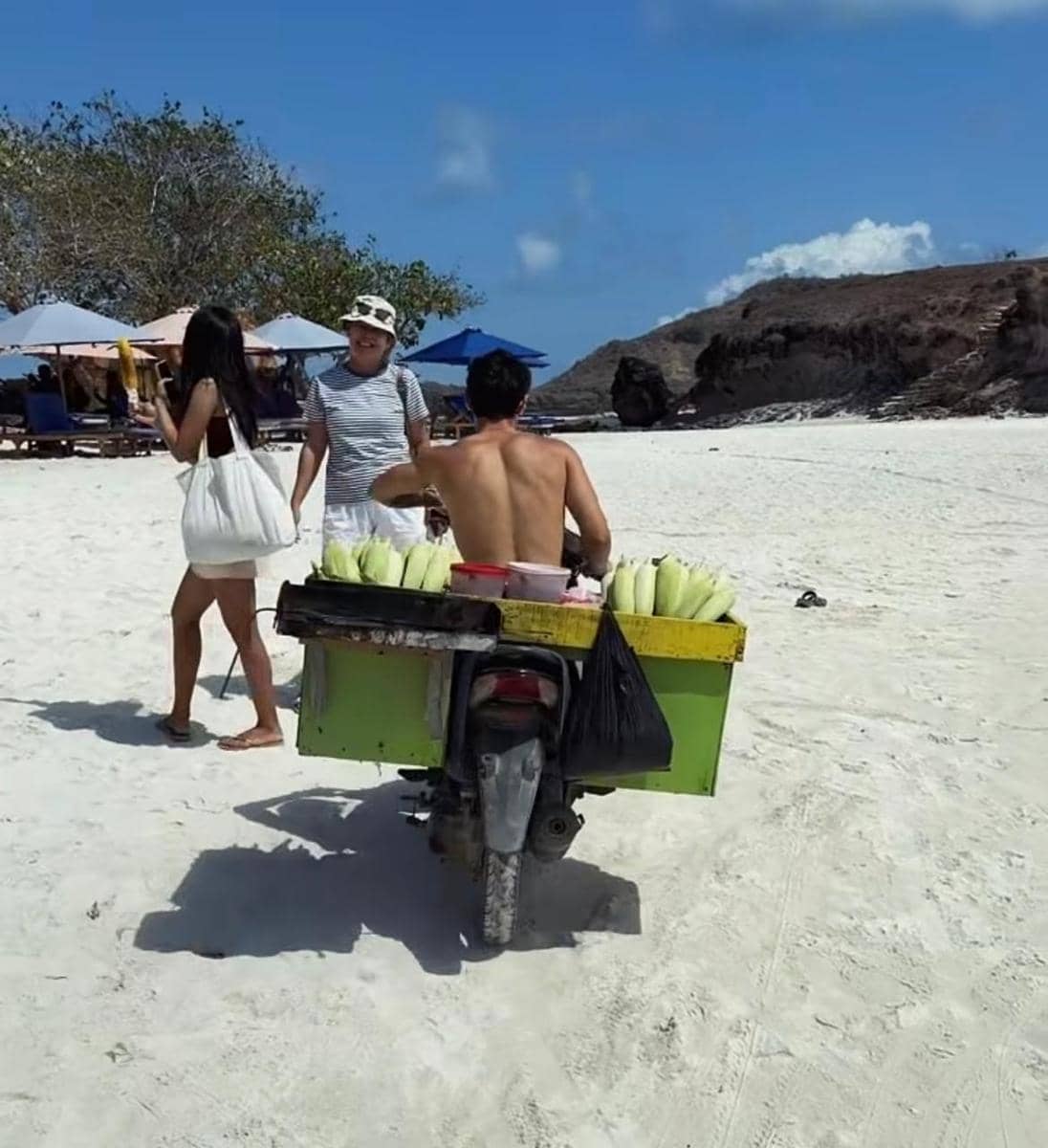 Pembalap Moto2, Tony Arbolino di Pantai Kuta Mandalika. (Instagram/@tony_arbolino)