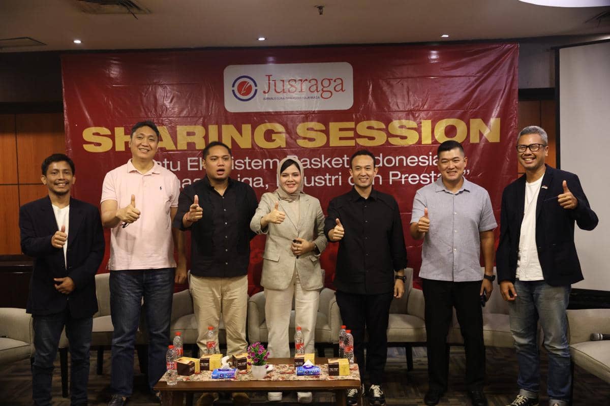 Para peserta mengikuti diskusi Jusraga mengenai perkembangan ekosistem basket Indonesia di dalam ruangan.