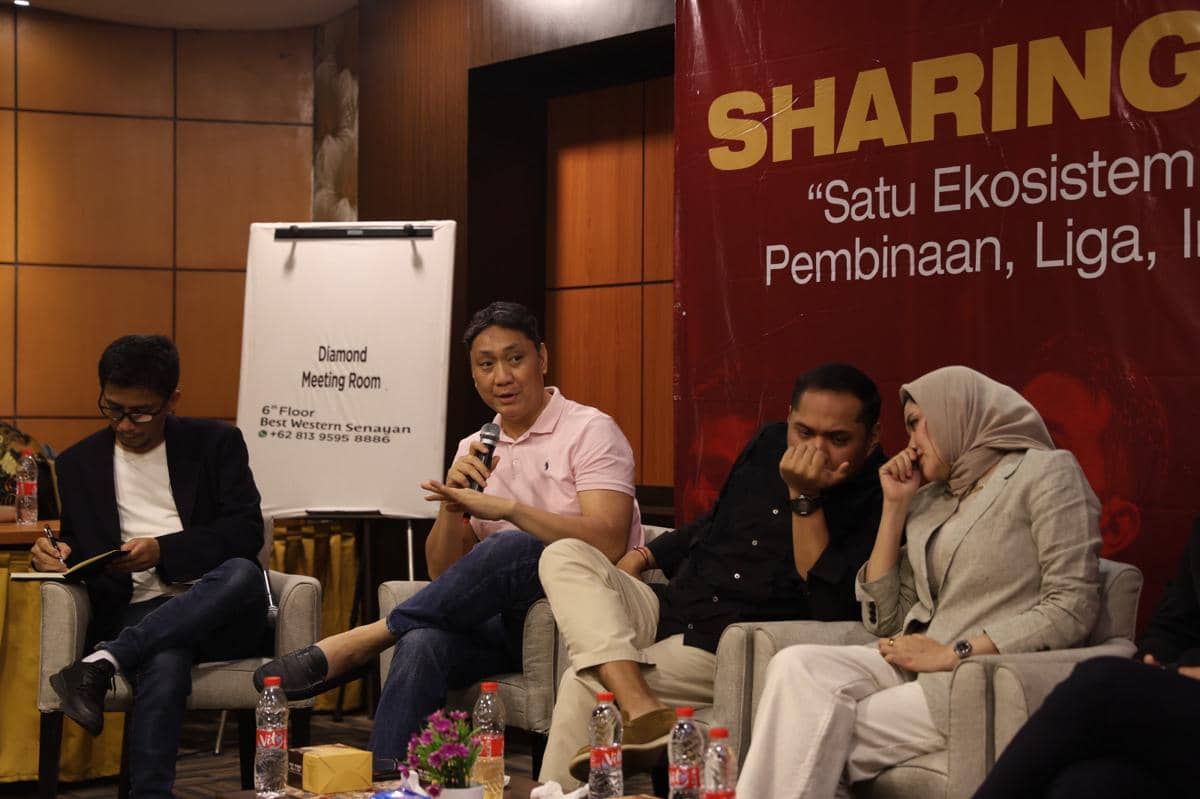 Peserta mengikuti diskusi yang digelar Jusraga untuk membahas ekosistem basket Indonesia di dalam ruangan.
