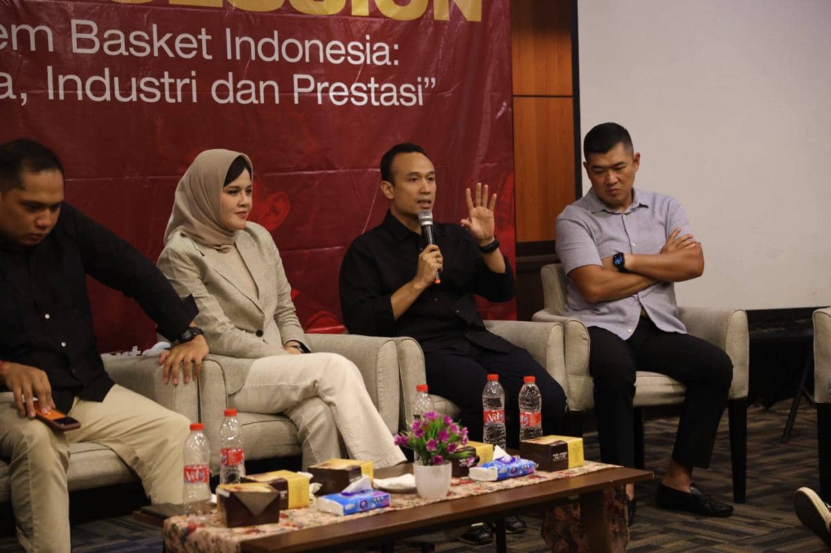 Para peserta menghadiri diskusi yang digelar Jusraga untuk membahas ekosistem basket Indonesia di dalam ruangan.