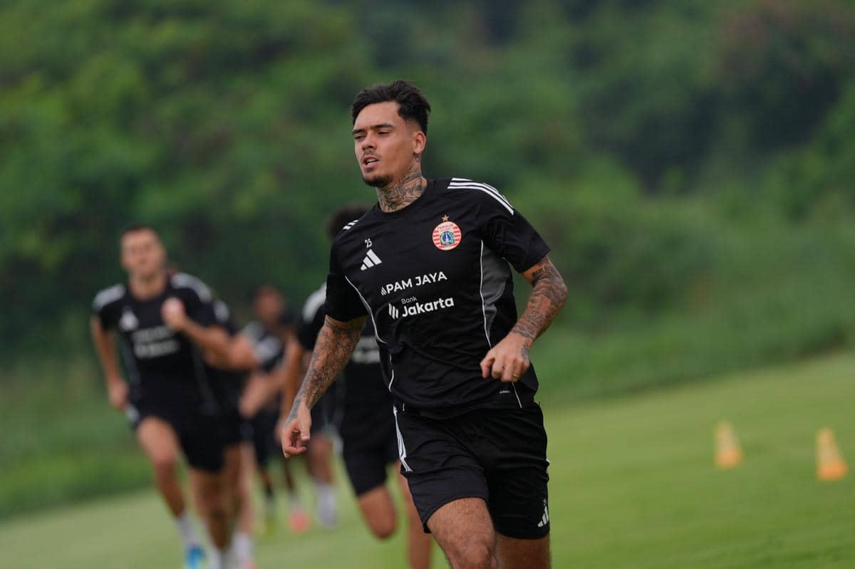 Sejumlah pemain Persija menjalani sesi latihan di lapangan Persija Training Ground, Bojongsari, Depok.