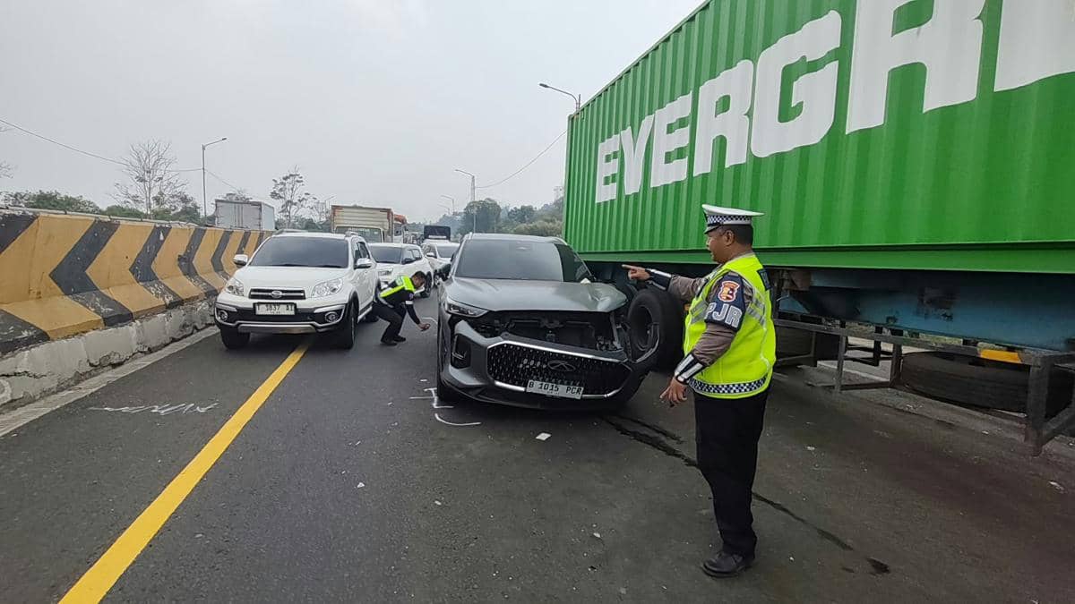 Diduga Rem Blong, 15 Kendaraan Kecelakaan Beruntun di Tol Cipularang