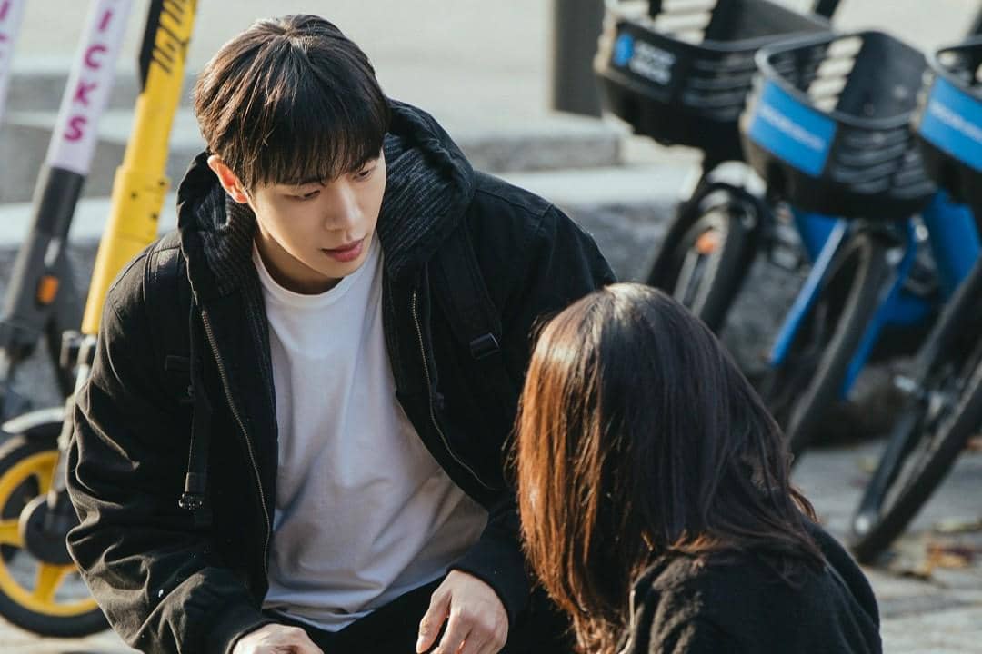 Potongan adegan promosi drama Between Steps yang dibagikan melalui akun Instagram resmi ENA Drama, menampilkan suasana serial.