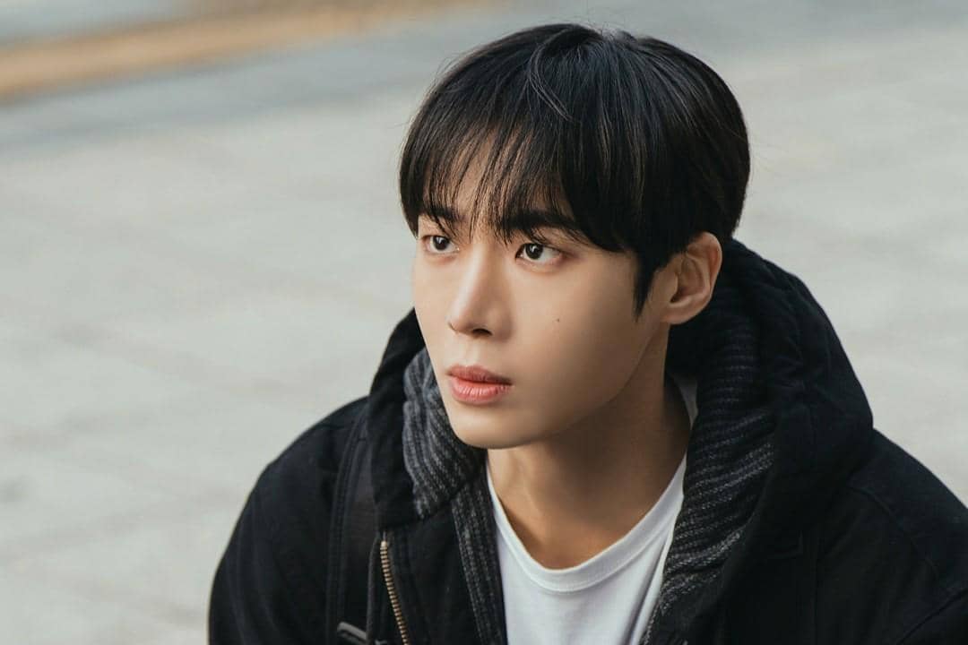 Potongan adegan drama Between Steps yang dibagikan melalui akun Instagram resmi ENA Drama untuk promosi serial.