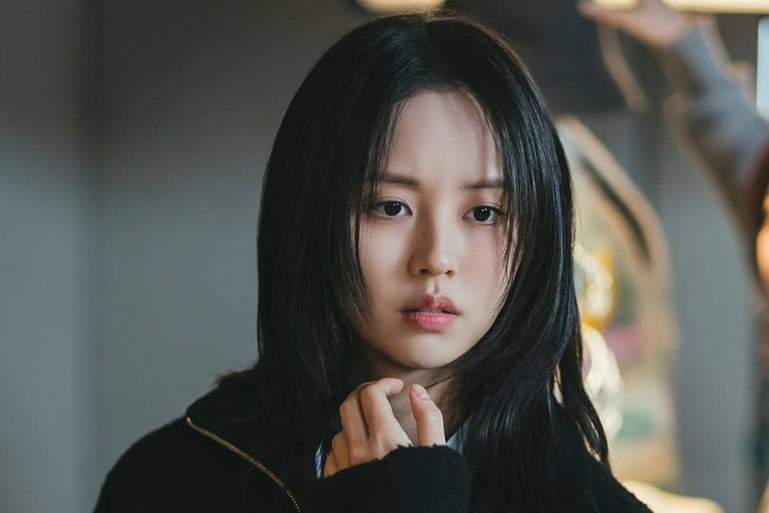 Potongan adegan resmi drama Between Steps dari akun Instagram ENA Drama dalam materi promosi serial tersebut.