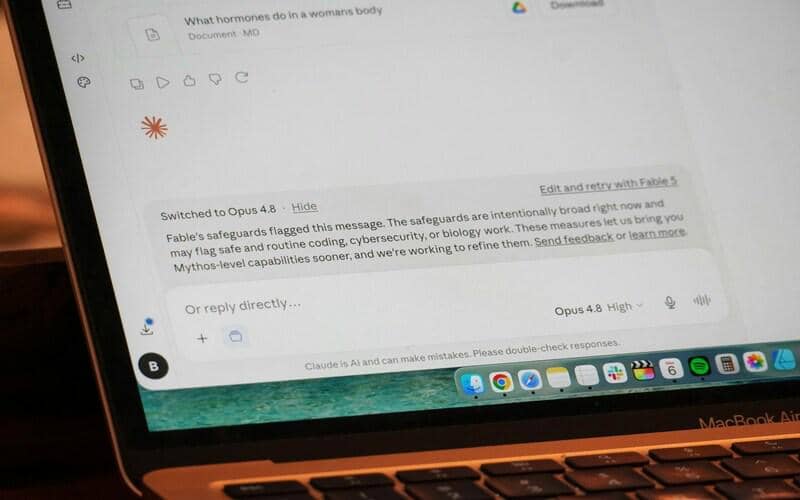 ilustrasi tampilan Claude AI di laptop