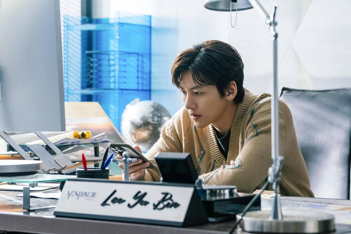 Potongan adegan drama Korea Merry Berry Love memperlihatkan dua karakter berada di dalam ruangan bersama.