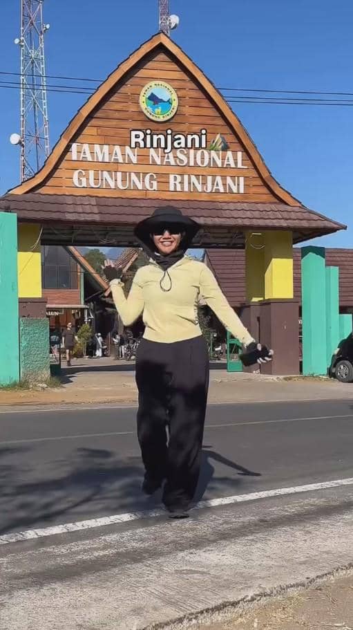 Yura Yunita, Tarra Budiman, dan rombongan berpose bersama dalam pendakian Gunung Rinjani di jalur pegunungan.