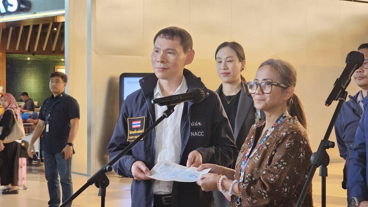 Buronan KPK Thailand yang kabur ke Indonesia ditangkap dan dideportasi setelah diamankan pihak berwenang.