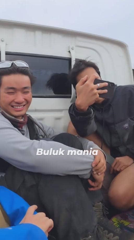 Yura Yunita, Tarra Budiman, dan rombongan pendaki berpose di jalur pendakian Gunung Rinjani dengan latar pegunungan.