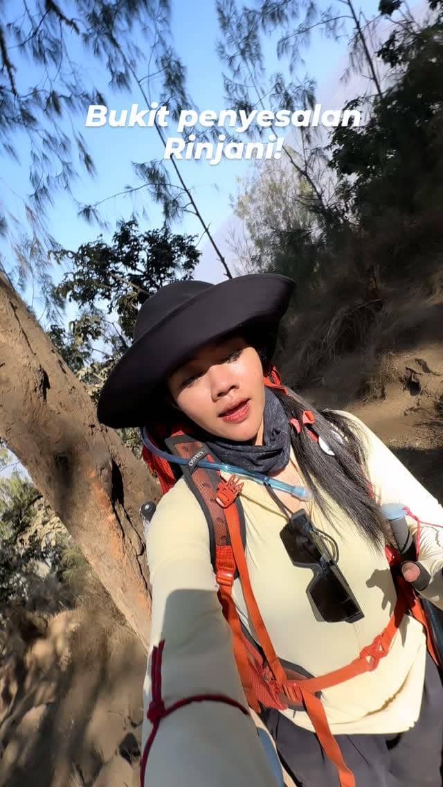 Yura Yunita, Tarra Budiman, dan rombongan berpose bersama di jalur pendakian Gunung Rinjani dengan latar alam.