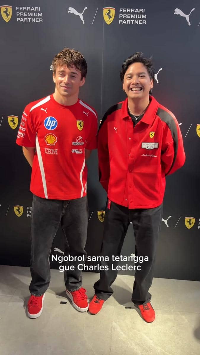 Baskara Mahendra berpose bersama pembalap Formula 1 Charles Leclerc sambil tersenyum menghadap kamera.
