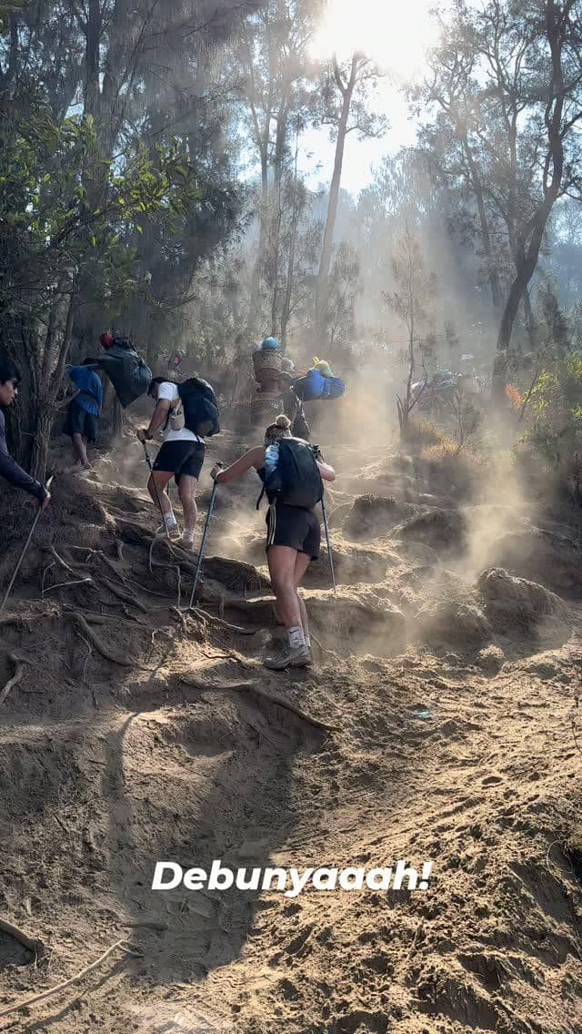 Yura Yunita dan Tarra Budiman berpose bersama rombongan pendaki saat mendaki Gunung Rinjani di Lombok.