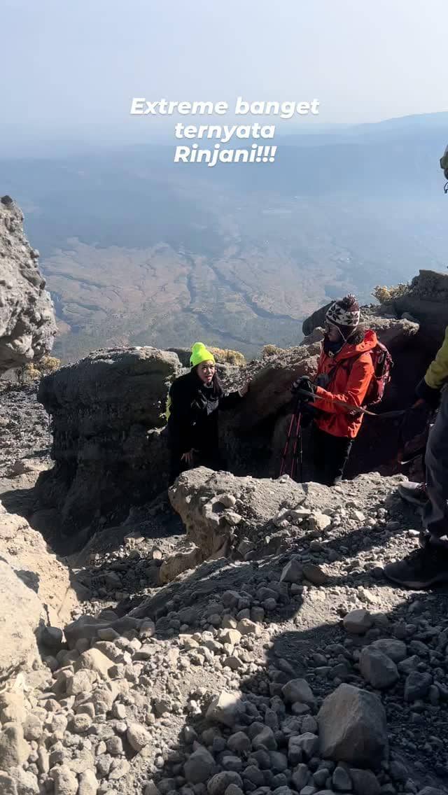 Yura Yunita, Tarra Budiman, dan rombongan pendaki berpose di jalur pendakian Gunung Rinjani dengan ransel dan pakaian outdoor.