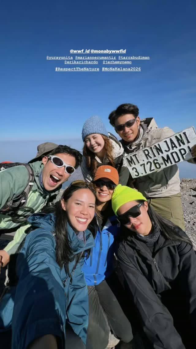 Yura Yunita, Tarra Budiman, dan rombongan pendaki berpose di jalur Gunung Rinjani dengan latar pegunungan berkabut.