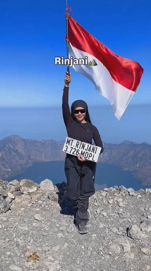 Yura Yunita, Tarra Budiman, dan rombongan pendaki berpose saat mendaki Gunung Rinjani dalam unggahan Instagram.
