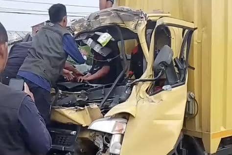 Mobil Boks Seruduk 2 Truk Tronton hingga Hantam Pohon Mahoni 