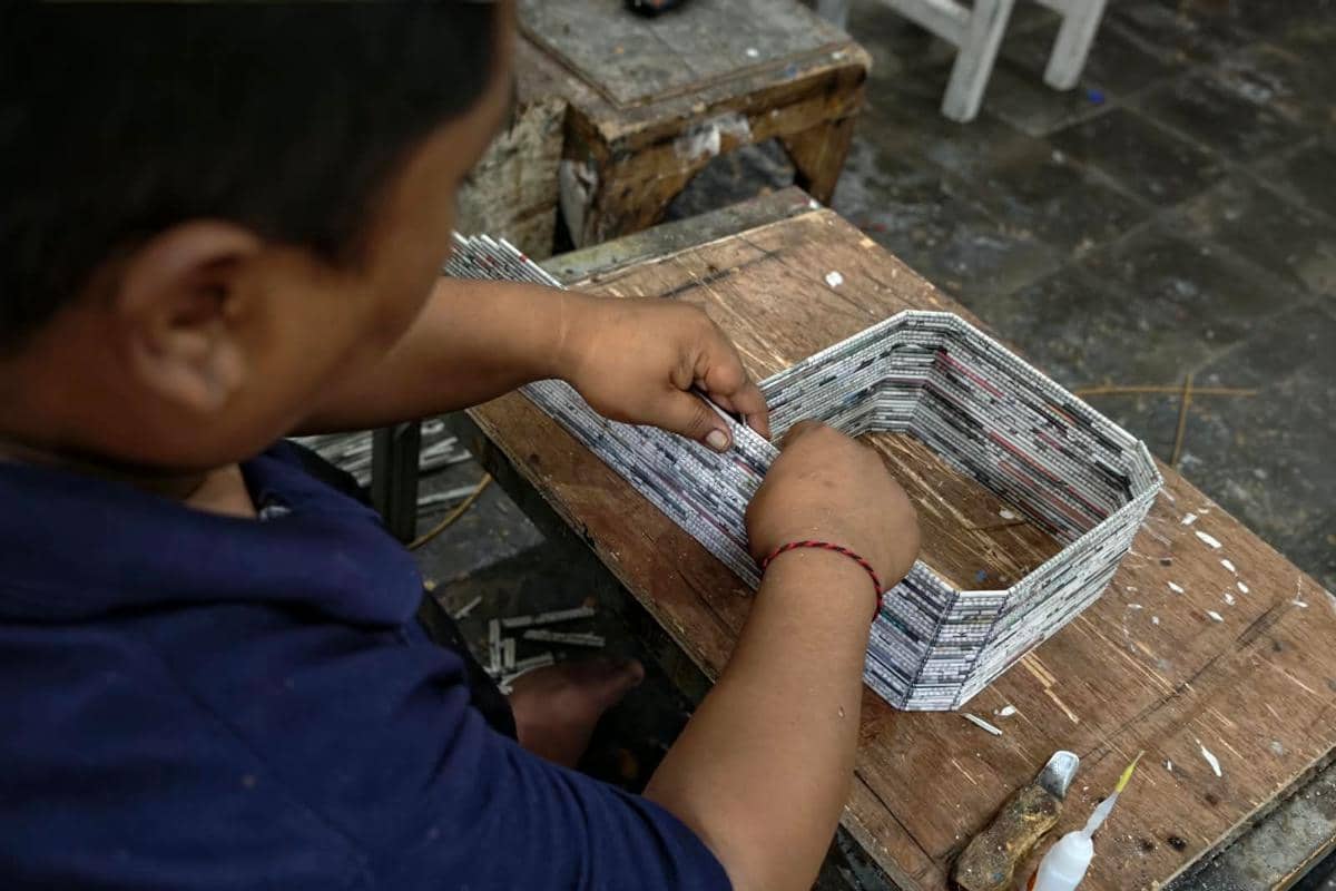 Warga Binaan Lapas Tabanan Sulap Koran Bekas Jadi Keben