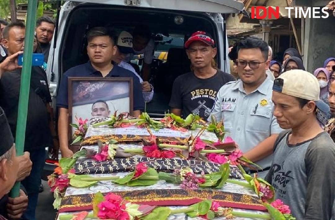 Jenazah Widyanto, korban KM Virgo yang teridentifikasi melalui DVI, dibawa untuk dimakamkan pada Rabu, 7 Oktober 2026.