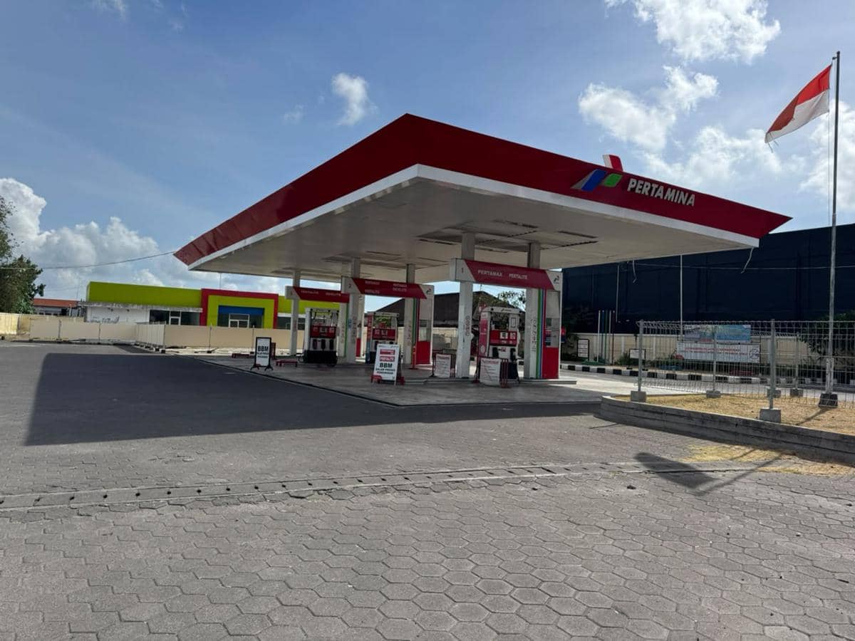 Petugas kepolisian Polsek Kuta Selatan monitoring stok BBM di SPBU