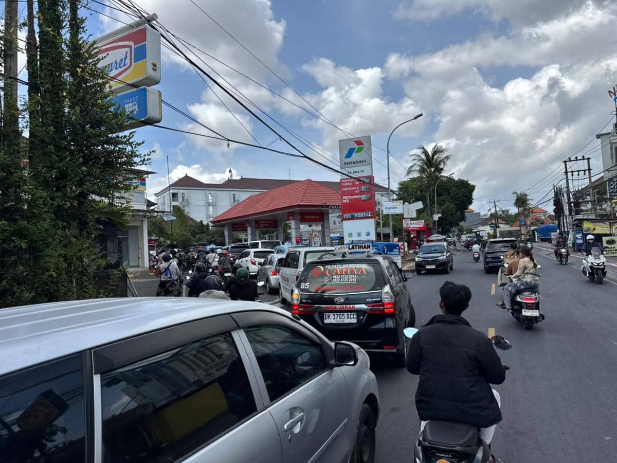 Antrean SPBU di Bali Mengular, Warga Susah mendapatkan BBM