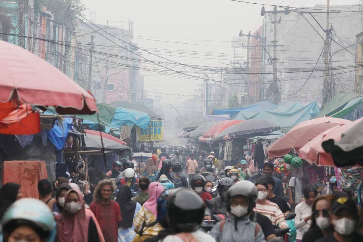 Kabut asap kebakaran hutan dan lahan menyelimuti Kota Palembang, Sumatra Selatan, dengan jarak pandang turun hingga 400 meter.