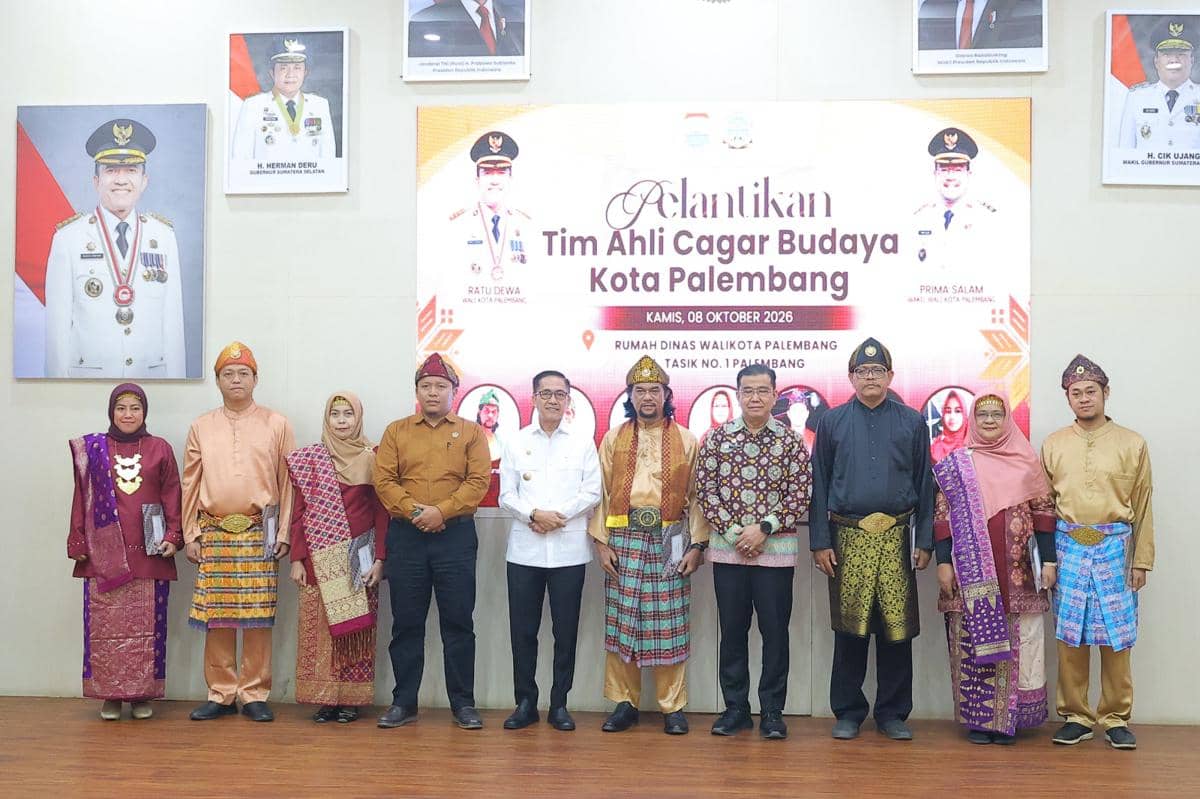 Wali Kota Palembang Ratu Dewa melantik Tim Ahli Cagar Budaya dalam acara resmi di hadapan para peserta.