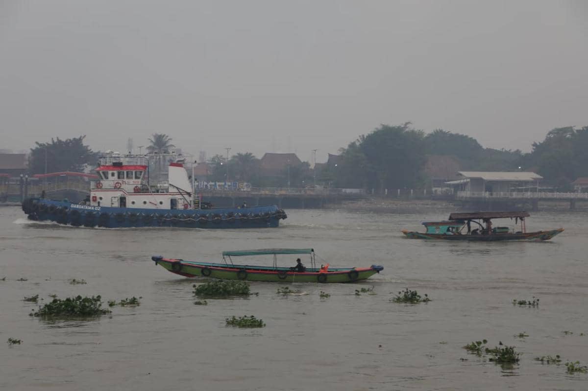 Kabut asap karhutla menyelimuti Kota Palembang, Sumatra Selatan, menyebabkan jarak pandang turun hingga 400 meter.