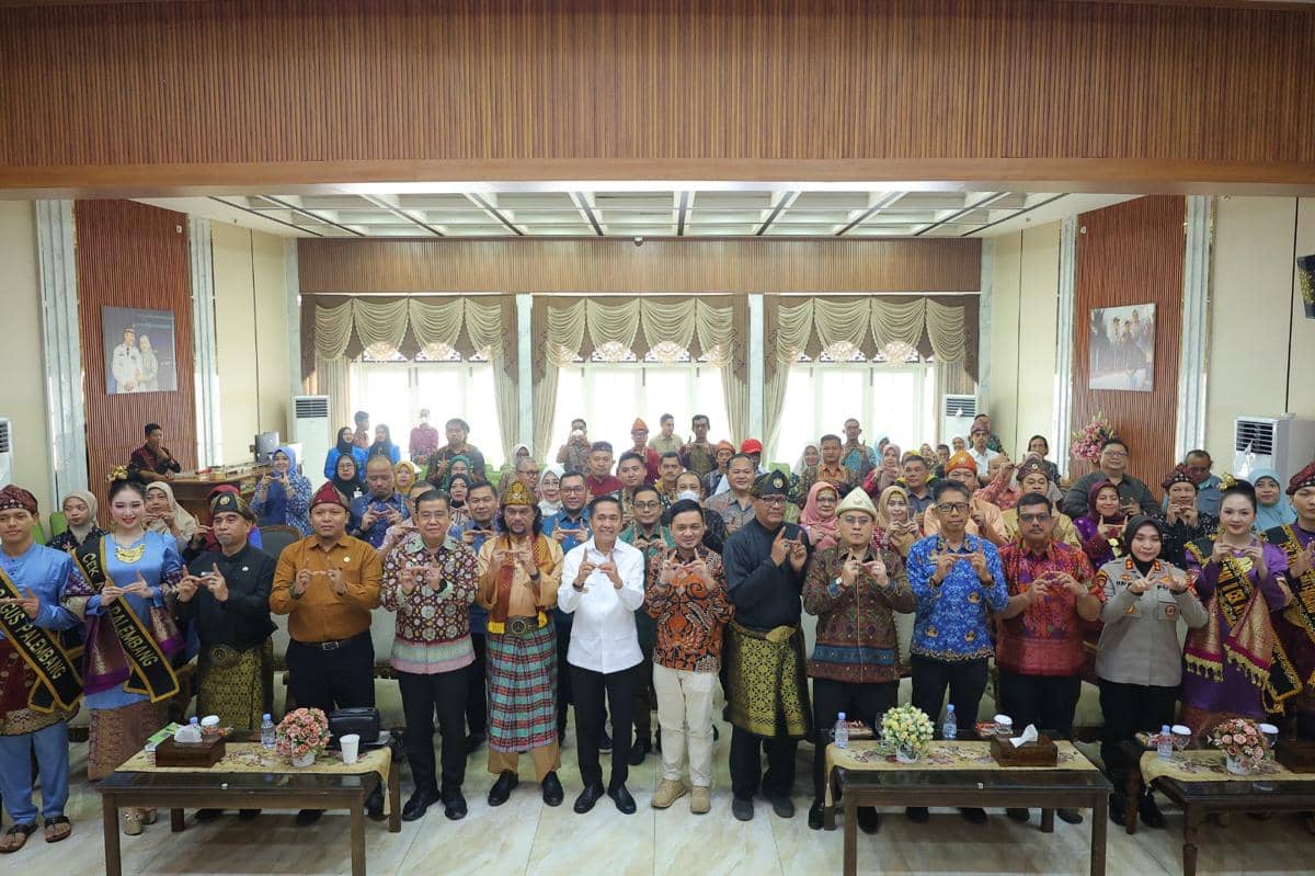 Wali Kota Palembang Ratu Dewa bersama anggota Tim Ahli Cagar Budaya saat acara pelantikan di Kota Palembang.