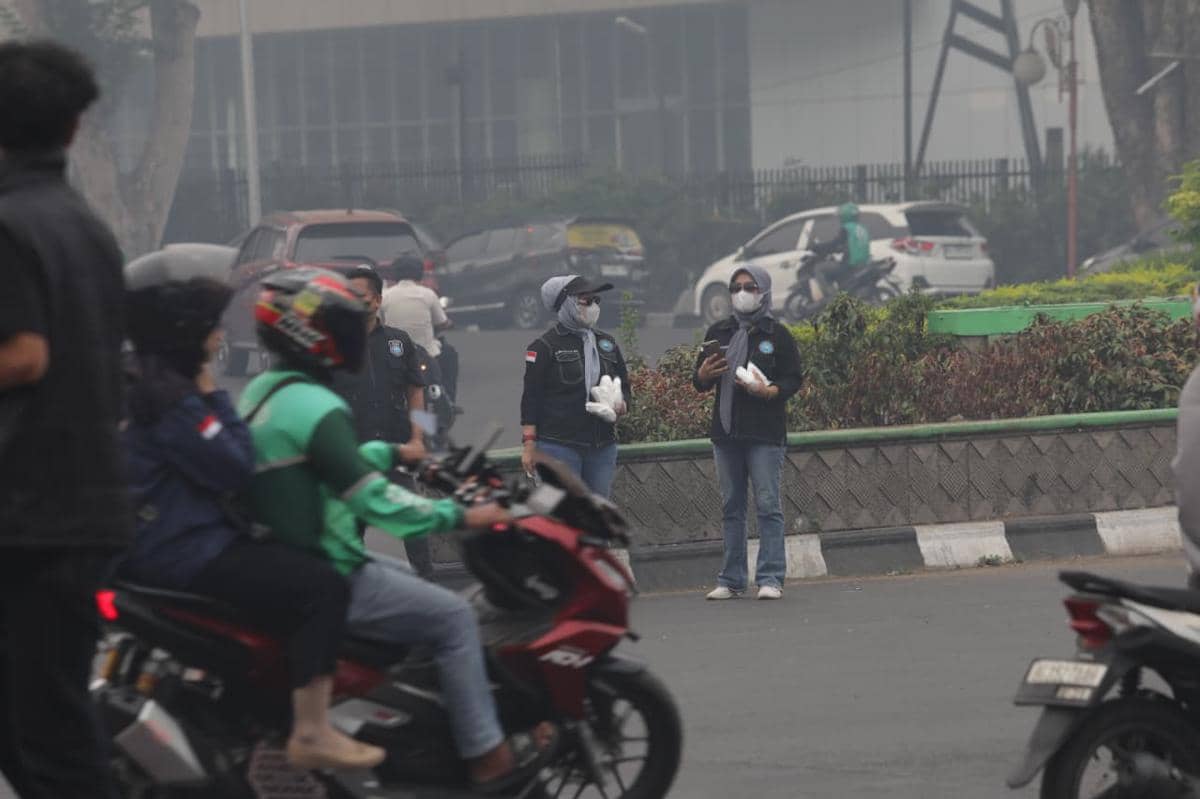 Kabut asap akibat kebakaran hutan dan lahan menyelimuti Kota Palembang, Sumatra Selatan, dengan jarak pandang 400 meter.
