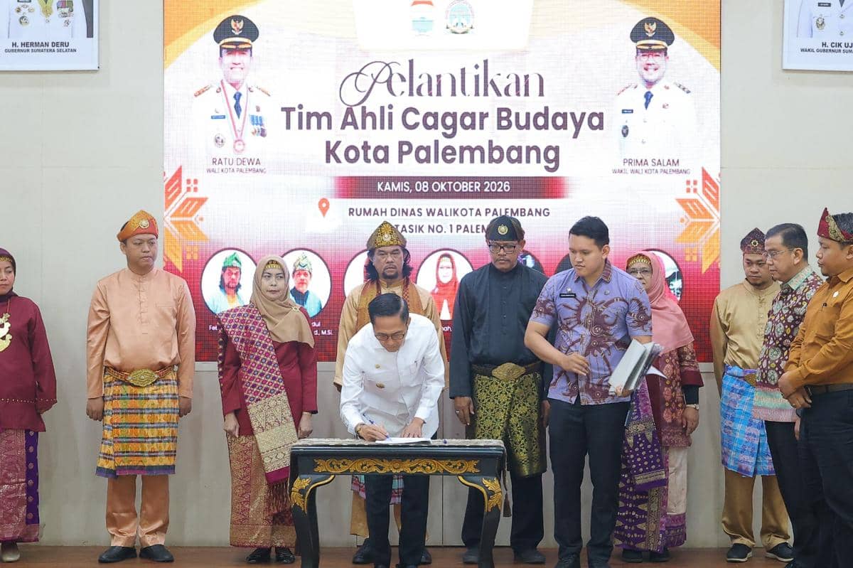Wali Kota Palembang Ratu Dewa melantik Tim Ahli Cagar Budaya dalam acara resmi di Palembang.