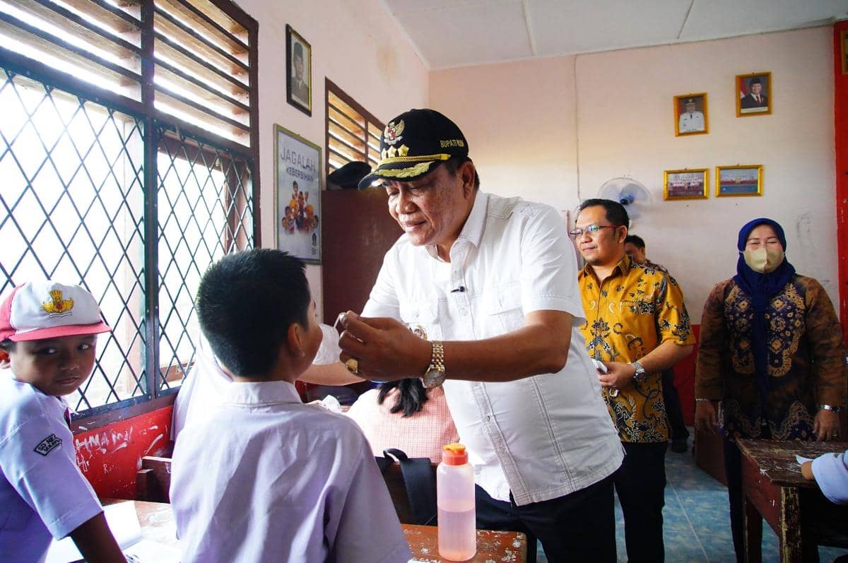 Bupati Muba meninjau langsung pelaksanaan pembelajaran tatap muka bersama siswa dan guru di SDN 11 Sekayu.