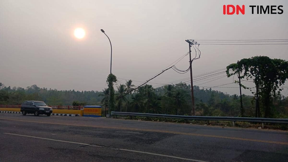 Kabut menutupi langit Kota Manado, Sulawesi Utara, membuat suasana perkotaan tampak samar pada Kamis, 8 Oktober 2026.
