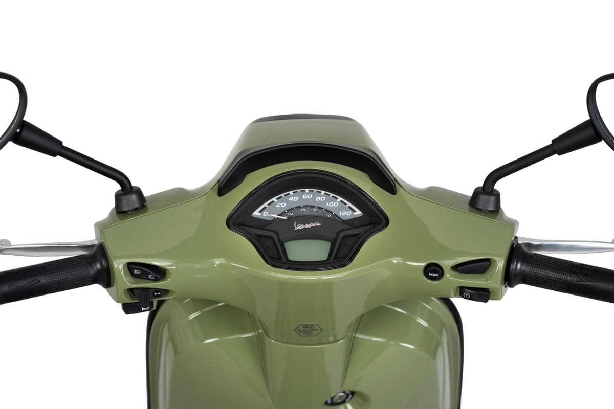 Panel instrumen Vespa S 150 pada bagian kemudi motor skuter yang menampilkan informasi berkendara bagi pengendara.