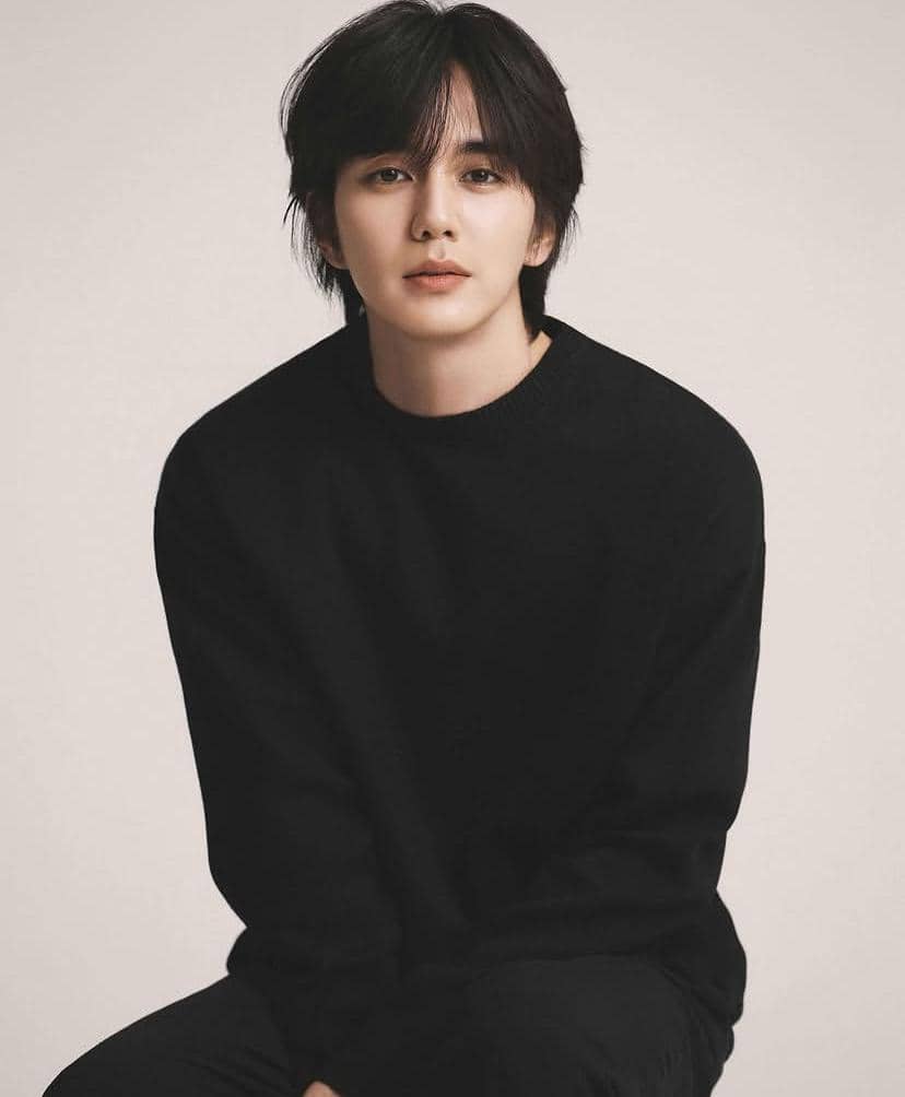 Potret Yoo Seung Ho dari unggahan akun Instagram resmi 333___official dengan fokus pada wajah dan penampilannya.