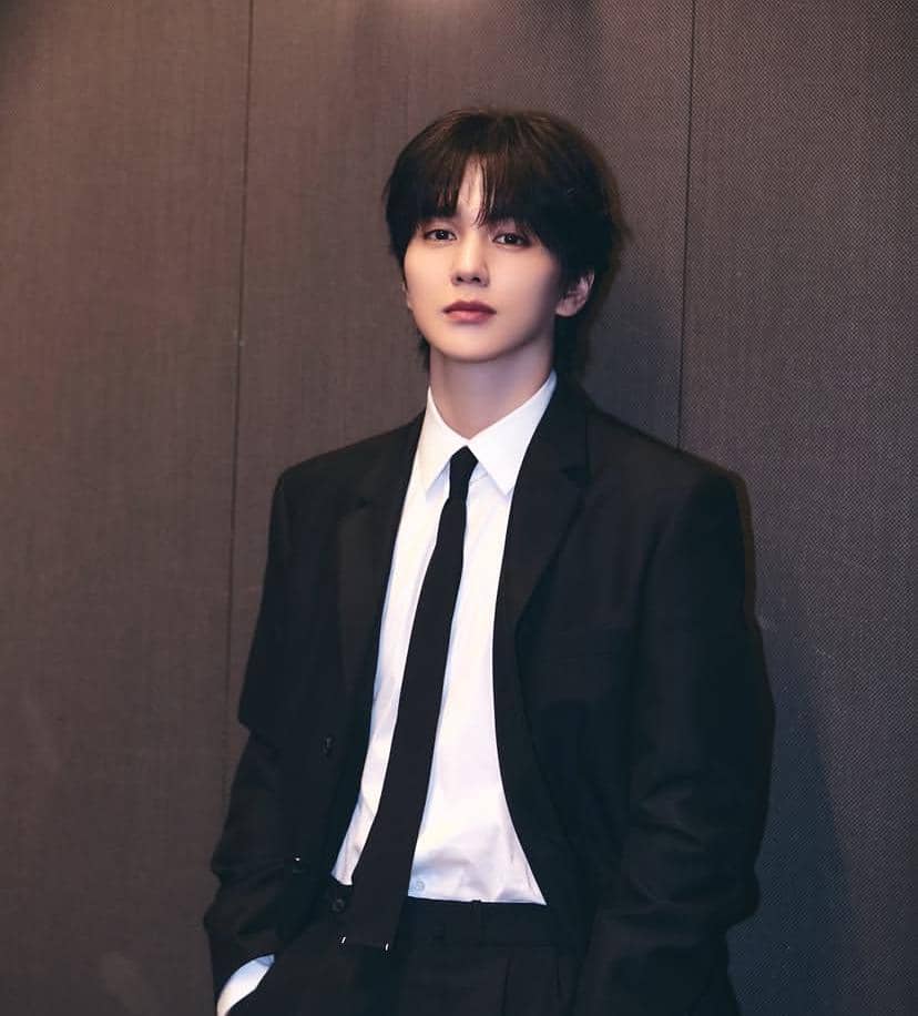 Potret aktor Yoo Seung Ho dengan ekspresi tenang menghadap kamera dalam unggahan akun Instagram resminya.