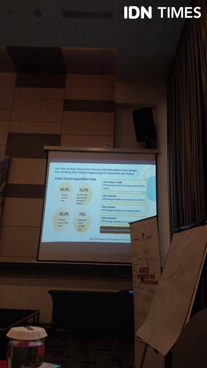 Perwakilan PT Bursa Efek Indonesia Sumatra Selatan memperkenalkan produk ETF Emas dalam kegiatan sosialisasi.