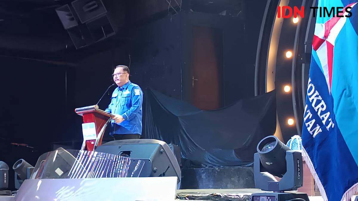 Ni’matullah Erbe menyambut Munafri Arifuddin yang bergabung sebagai kader baru Partai Demokrat di Hotel Claro Makassar.