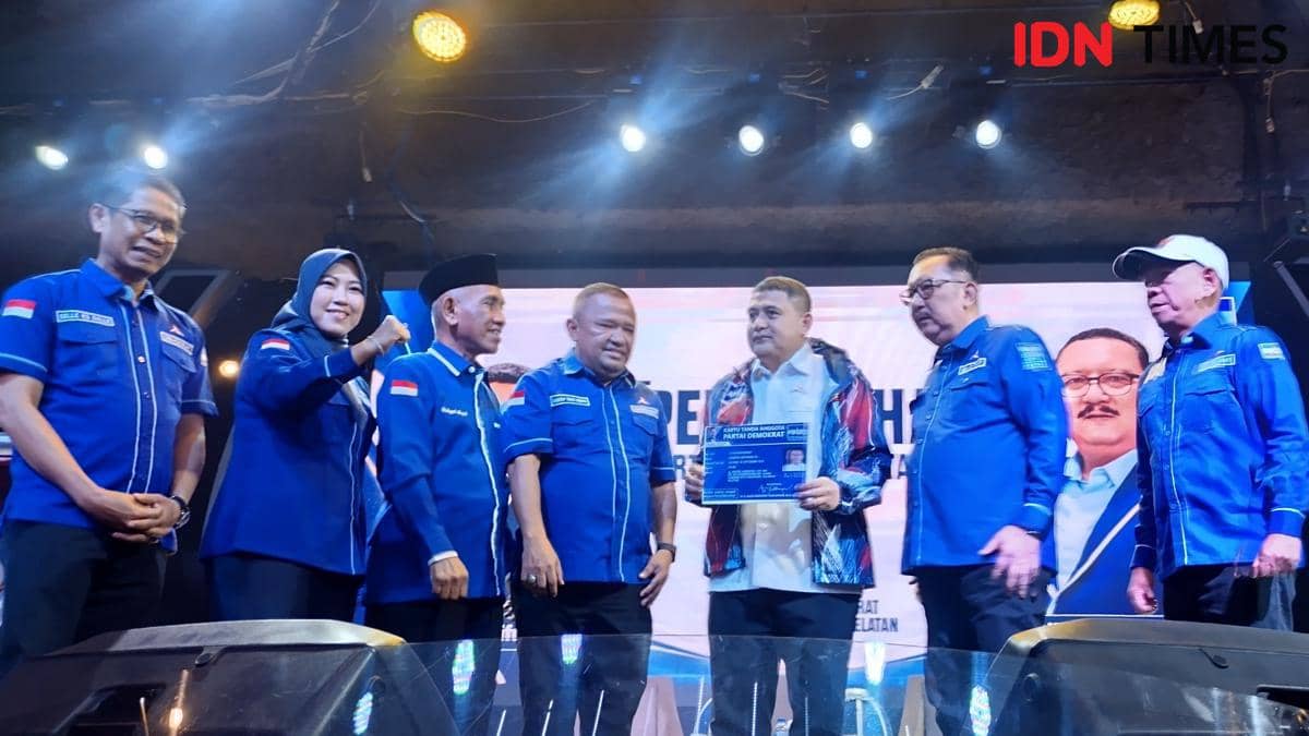 Wali Kota Makassar Munafri Arifuddin menerima KTA dan jaket Partai Demokrat dalam acara di Hotel Claro Makassar.