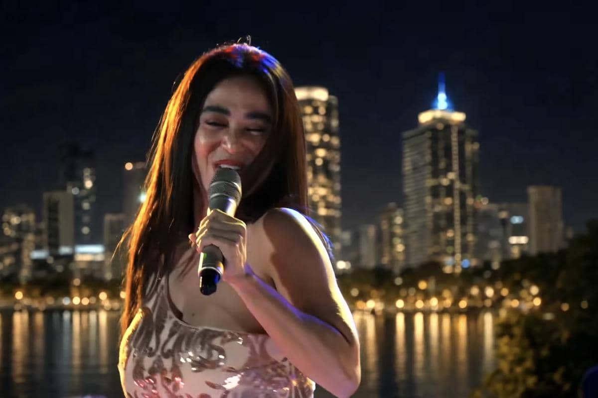 Tangkapan layar video lirik lagu “Sasimo” oleh Dewi Perssik pada kanal YouTube MP Records Indonesia.