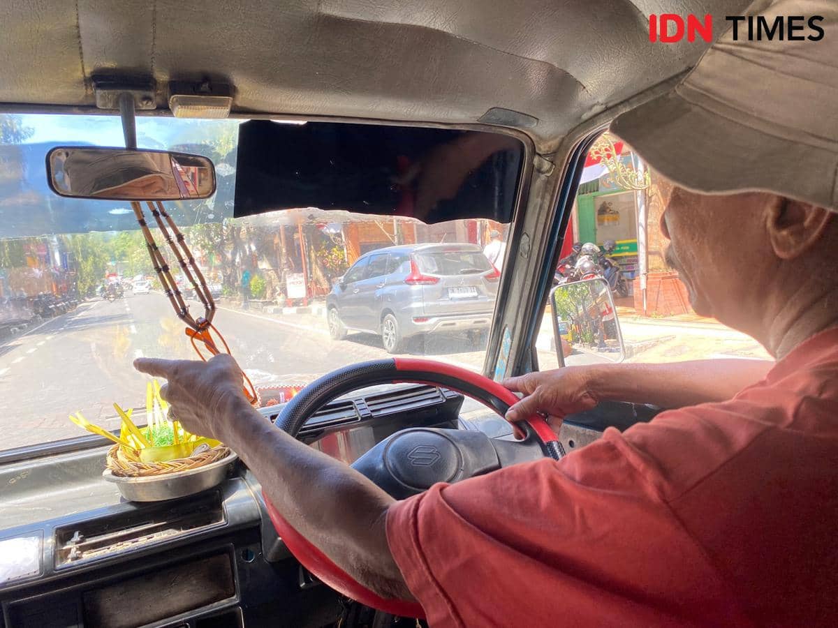 Cerita Sopir Angkot Denpasar, Menolak Redup di Kala Senja