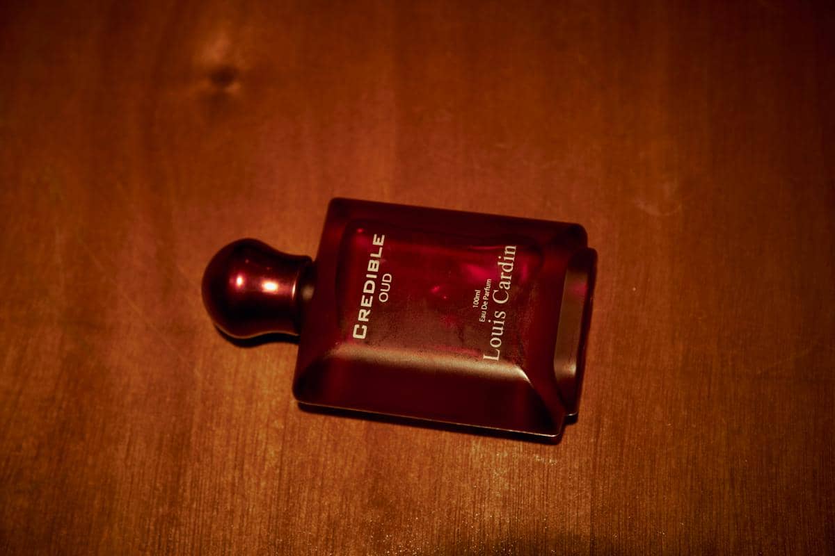 Ilustrasi parfum oud bernuansa elegan, merepresentasikan keharuman khas kayu gaharu yang mewah dan hangat.