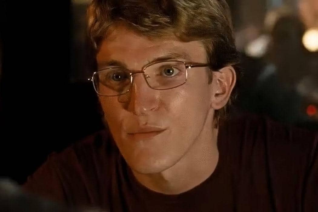 Ewan Mitchell sebagai Michael Gavey menatap tajam ke arah Oliver dalam adegan film Saltburn produksi Amazon MGM Studios.