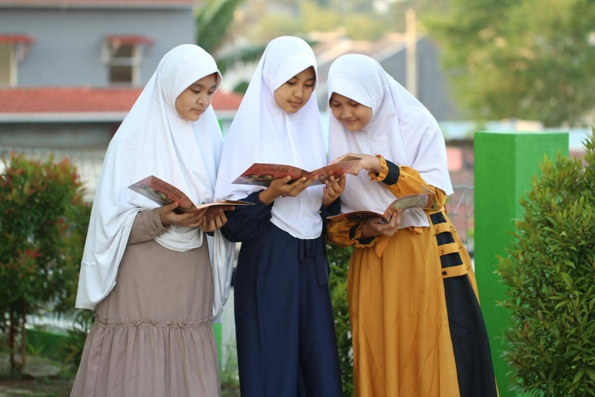 ilustrasi tiga perempuan bersama